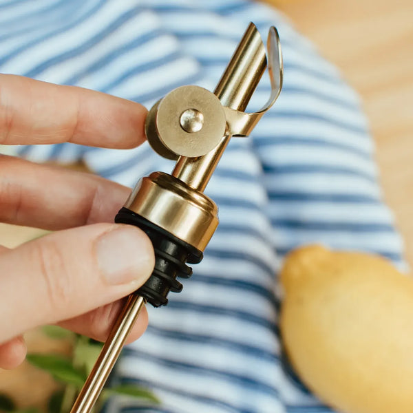 Self Closing Pour Spout for Glass Bottles