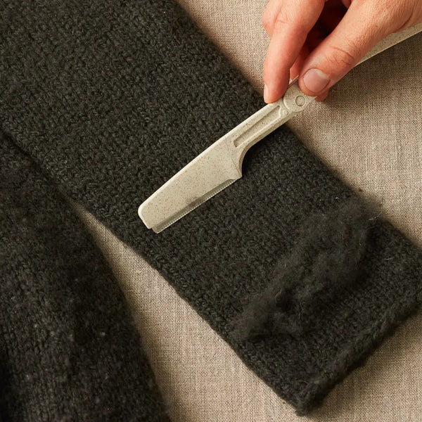 Sweater De-Pilling Comb & Fuzz Remover